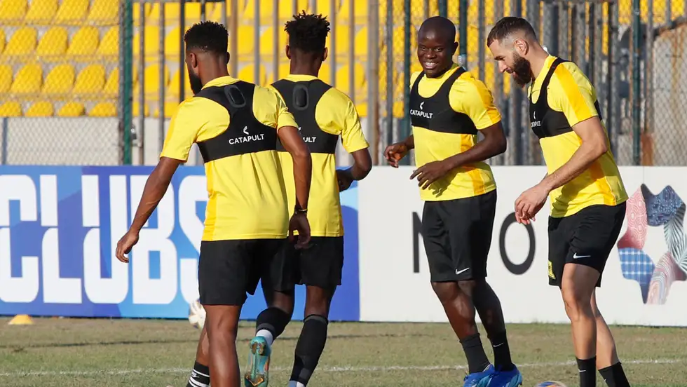 ظهور مفاجئ لنجم الهلال السابق في تدريبات الاتحاد 