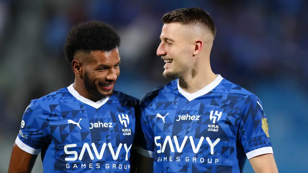 عرض سخي من الأهلي والاتحاد يغري مدافع الهلال بالرحيل المبكر 