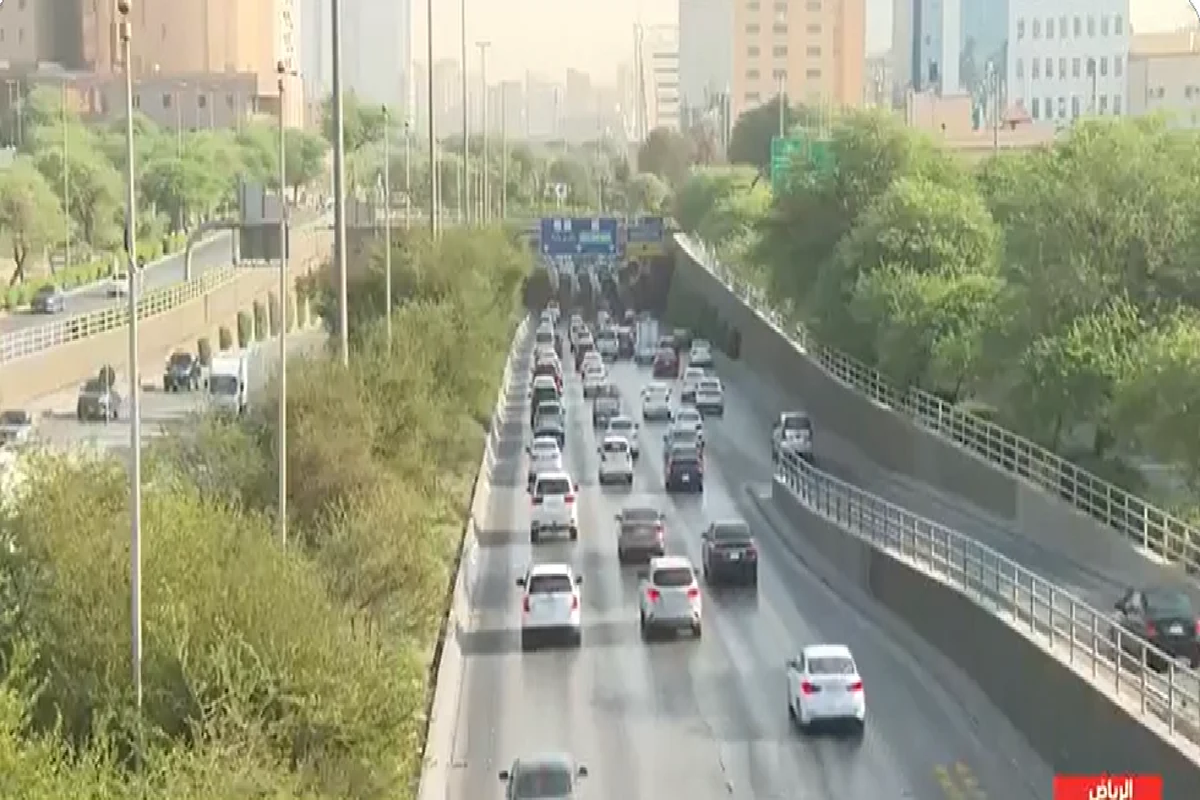 كاميرات توثق حقيقة ما حدث على طريق الملك فهد في الرياض قبل قليل 
