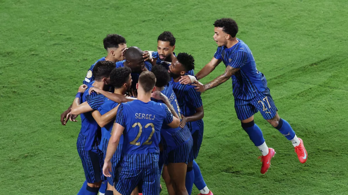 إنزاجي يصدر أول بطاقة حمراء ويطيح بنجم الهلال