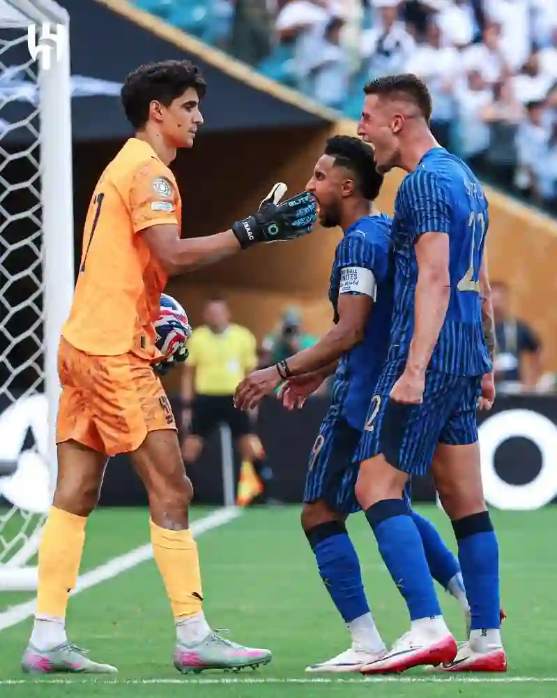 استبعاد الهلال من برنامج الاستقطاب والدعم وصندوق الاستثمارات يلوح بالكرت الأحمر 